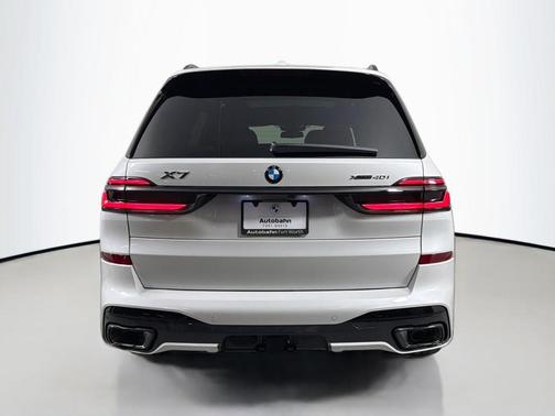 Mineral White Metallic 2027 BMW X7 xDrive40i