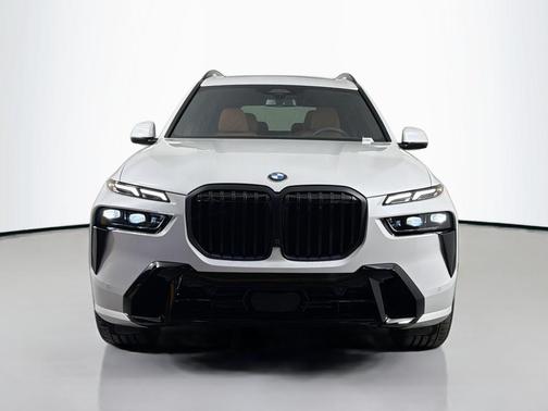 Mineral White Metallic 2027 BMW X7 xDrive40i