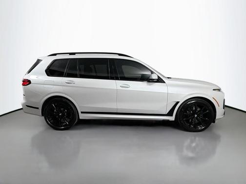 Mineral White Metallic 2027 BMW X7 xDrive40i