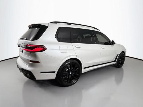 Mineral White Metallic 2027 BMW X7 xDrive40i