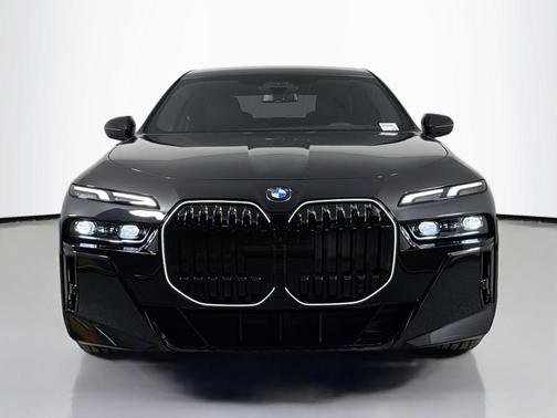 Black Sapphire Metallic 2026 BMW 740 i