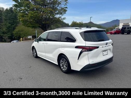2022 Toyota Sienna LE