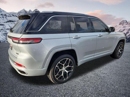 2022 Jeep Grand Cherokee Summit