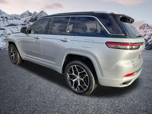 2022 Jeep Grand Cherokee Summit