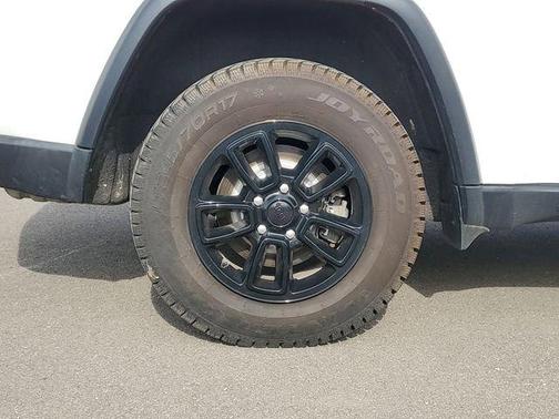 Bright White Clearcoat 2020 Jeep Grand Cherokee Laredo E
