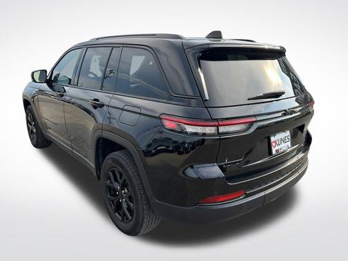 Diamond Black Crystal Pearlcoat 2024 Jeep Grand Cherokee Altitude
