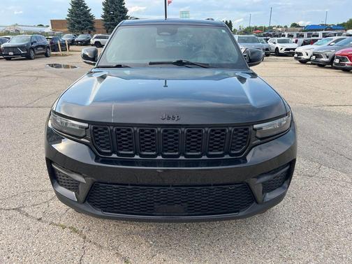 Diamond Black Crystal Pearlcoat 2024 Jeep Grand Cherokee Altitude