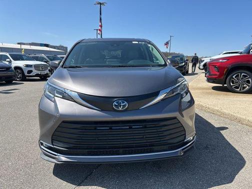 2022 Toyota Sienna XLE 8 Passenger