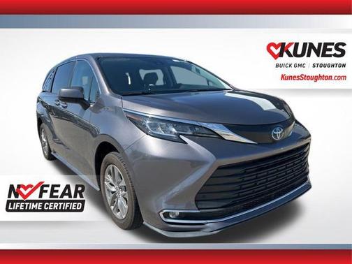 2022 Toyota Sienna XLE 8 Passenger