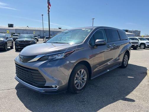2022 Toyota Sienna XLE 8 Passenger