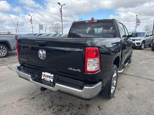 Diamond Black Crystal Pearlcoat 2022 RAM 1500 Big Horn/Lone Star