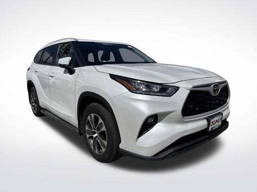 White 2024 Toyota Highlander LE