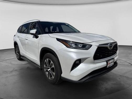White 2024 Toyota Highlander LE