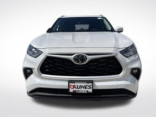 White 2024 Toyota Highlander LE
