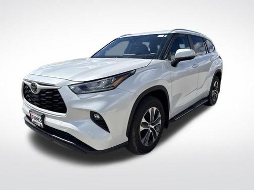 White 2024 Toyota Highlander LE