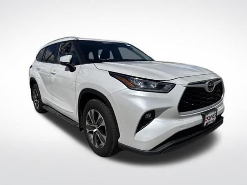 White 2024 Toyota Highlander LE
