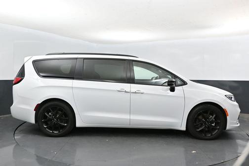 Bright White Clearcoat 2025 Chrysler Pacifica Limited