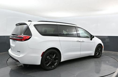 Bright White Clearcoat 2025 Chrysler Pacifica Limited
