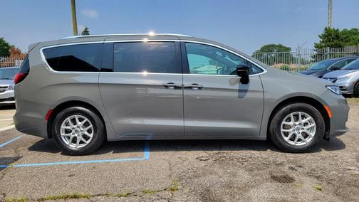 2025 Chrysler Pacifica Select