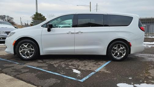 2024 Chrysler Voyager LX