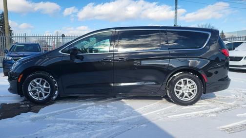 2022 Chrysler Voyager LX