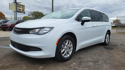 2022 Chrysler Voyager LX