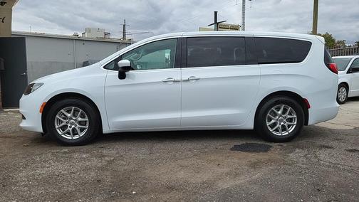 2022 Chrysler Voyager LX