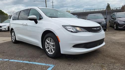 2022 Chrysler Voyager LX