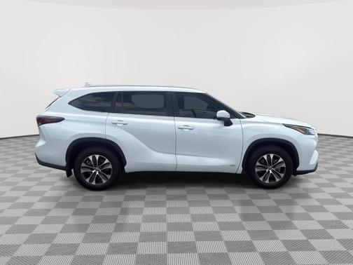Wind Chill Pearl 2024 Toyota Highlander Hybrid XLE
