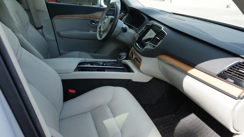 2021 Volvo XC90 T6 Momentum
