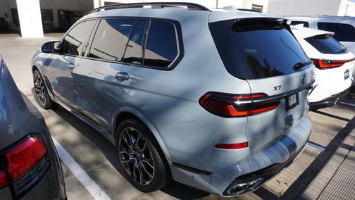 2023 BMW X7 M60i