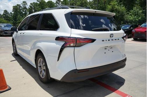 2022 Toyota Sienna XLE 8 Passenger
