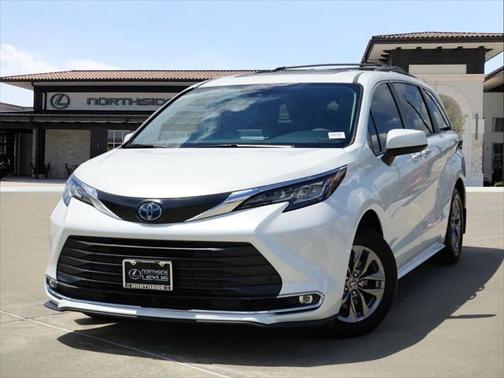 2022 Toyota Sienna XLE 8 Passenger