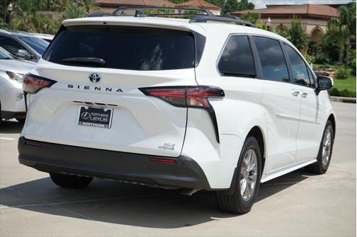2022 Toyota Sienna XLE 8 Passenger