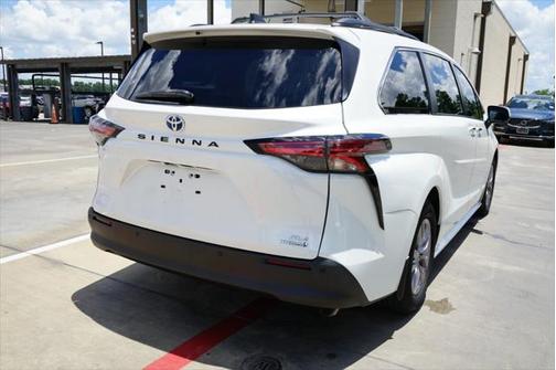 2022 Toyota Sienna XLE 8 Passenger