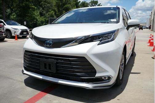 2022 Toyota Sienna XLE 8 Passenger