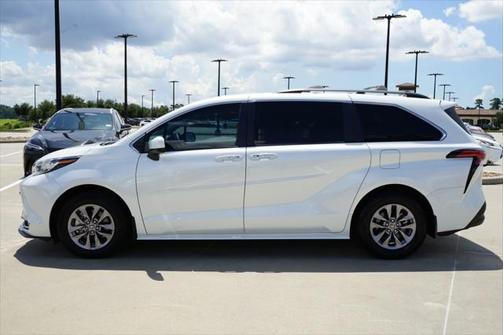 2022 Toyota Sienna XLE 8 Passenger