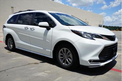 2022 Toyota Sienna XLE 8 Passenger