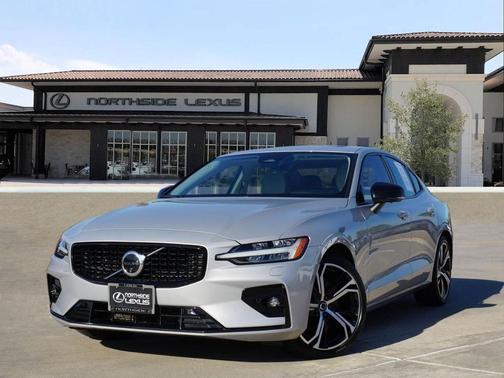 2023 Volvo S60 B5 Plus Dark Theme