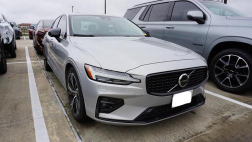 2023 Volvo S60 B5 Plus Dark Theme