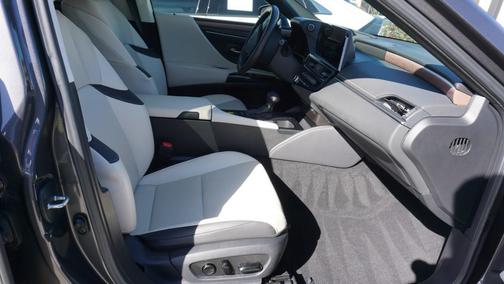 2025 Lexus ES 300h Base