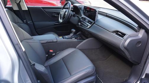 2025 Lexus ES 300h Base