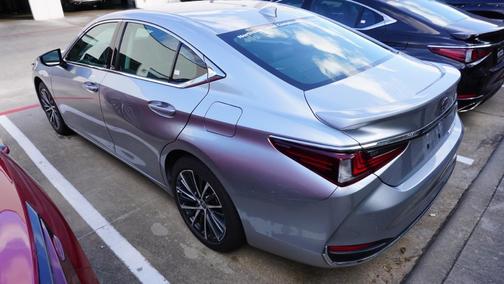 2025 Lexus ES 300h Base