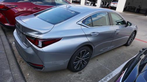 2025 Lexus ES 300h Base