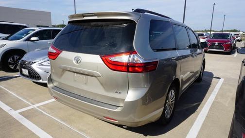 2017 Toyota Sienna XLE