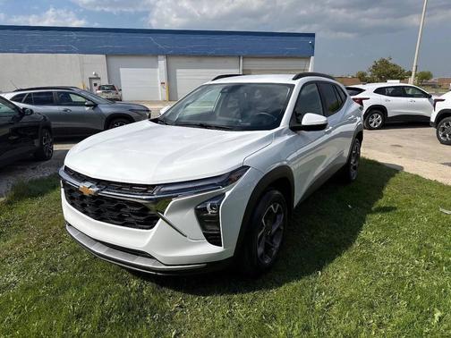 Summit White 2025 Chevrolet Trax LT