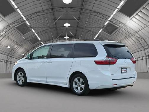 2020 Toyota Sienna LE