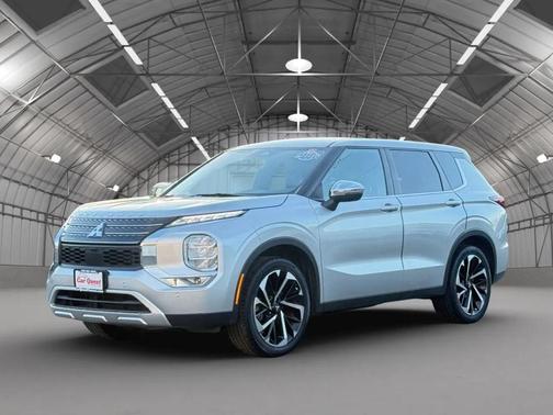 Alloy Silver Metallic 2022 Mitsubishi Outlander SE Launch Edition 2WD