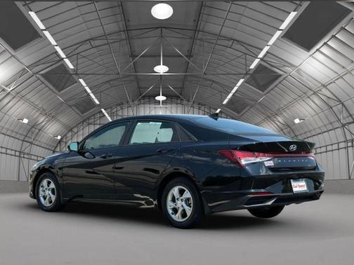 2022 Hyundai ELANTRA SE