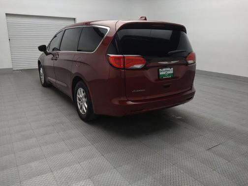 2020 Chrysler Voyager LX